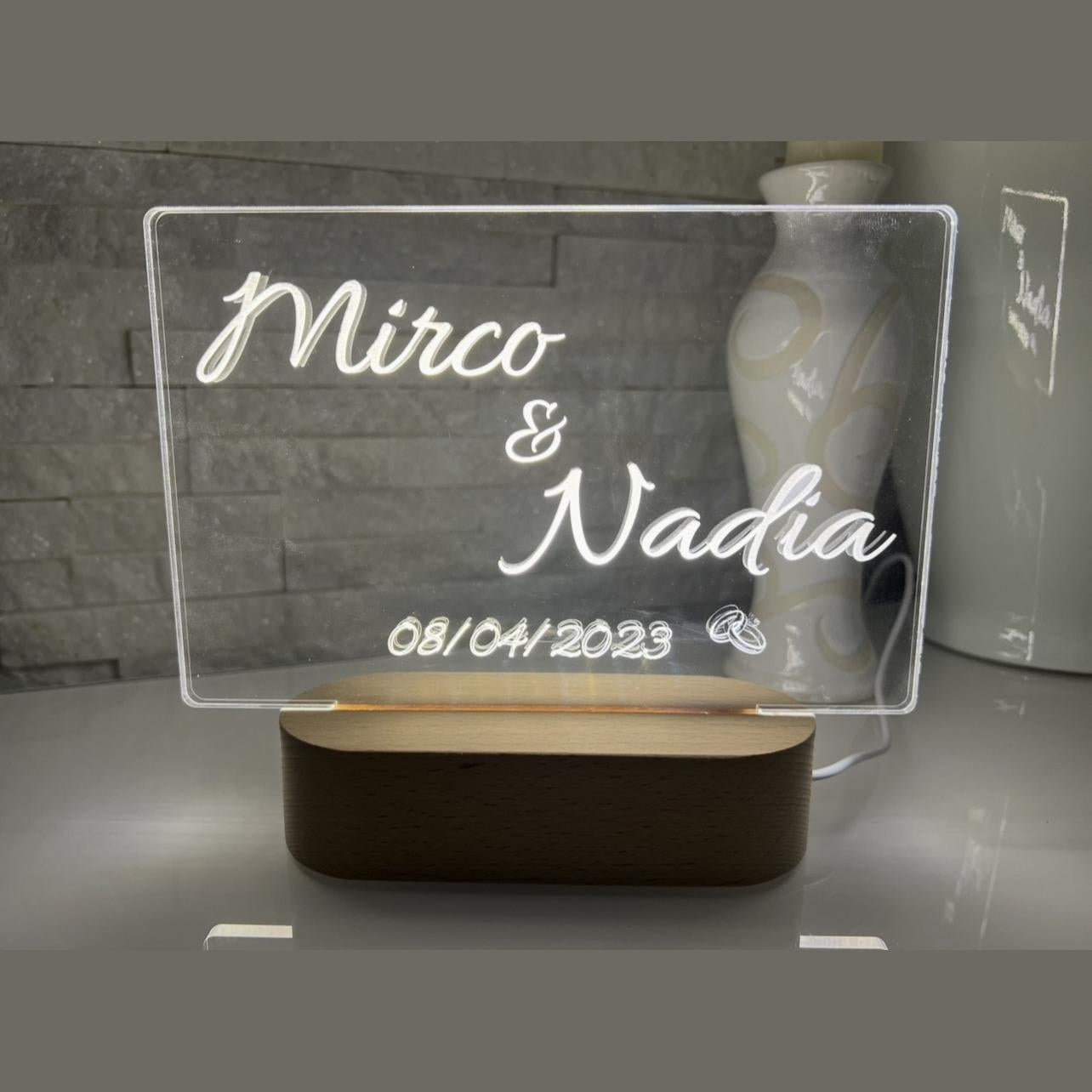 Targa LED personalizzata con nomi e data incisa al laser